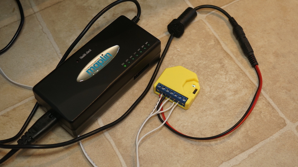 Photo of the Shelly RGB controller and power adapter.
